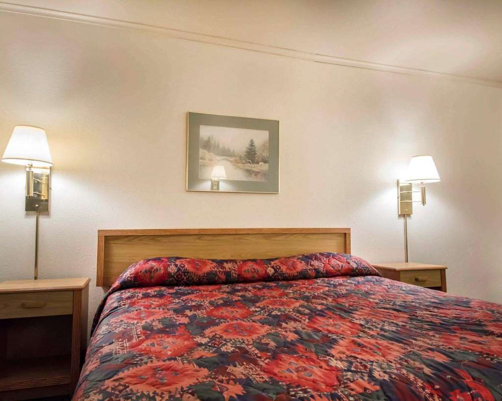Deer Lodge Motel Sundance Room photo